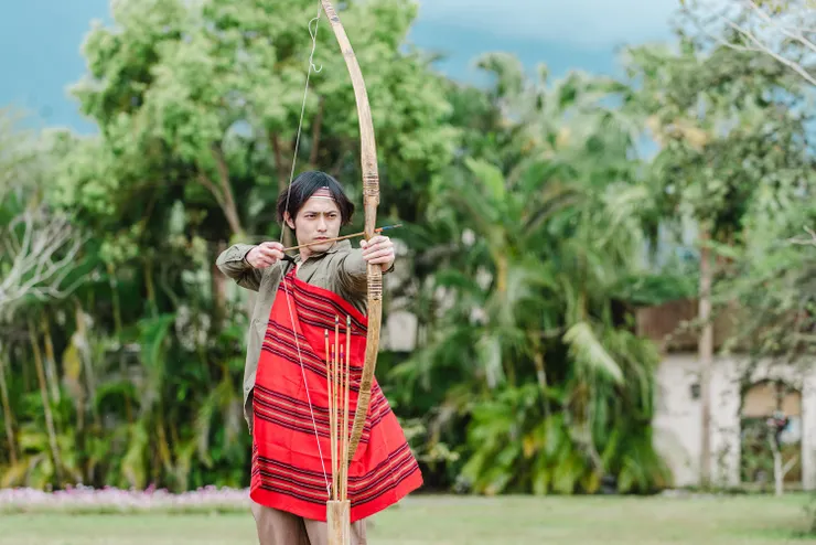 ▲半日遊程「森活的呼喚」活動，旅客們可以穿著太魯閣傳統服飾，體驗狩獵的樂趣。(圖／花蓮理想大地渡假飯店提供)