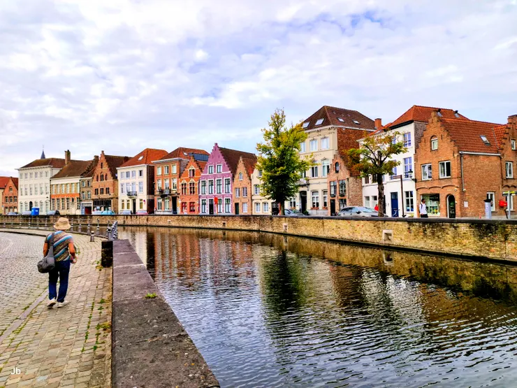 【河畔華屋已娉婷猶向水光借婀娜 獵艷的鏡頭只恨風波善變難捉摸】