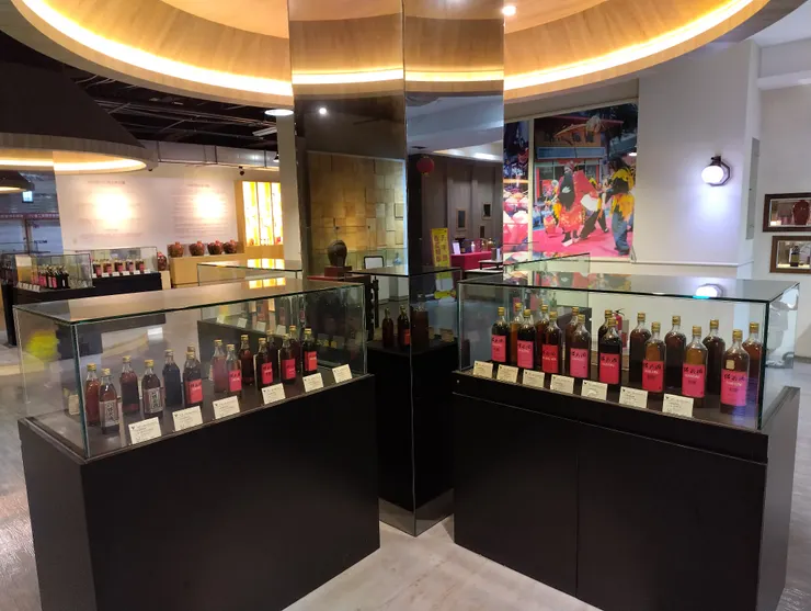 陳列很多紹興酒