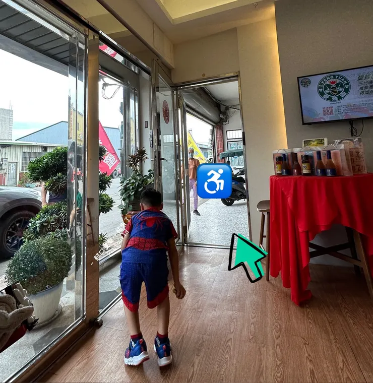 輪椅要從從側門進入店家
