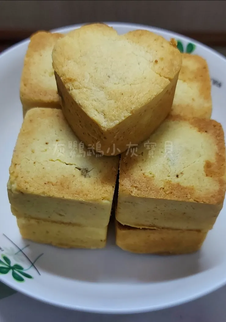 圖片來源:灰鸚鵡小灰寶貝《【鳳梨酥DIY】手工製作鳳梅酥》https://www.potatomedia.co/s/82Rrqqr