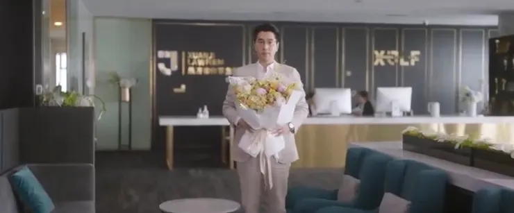 筱風醫師帶花向女友賠罪(觀劇網路截圖)