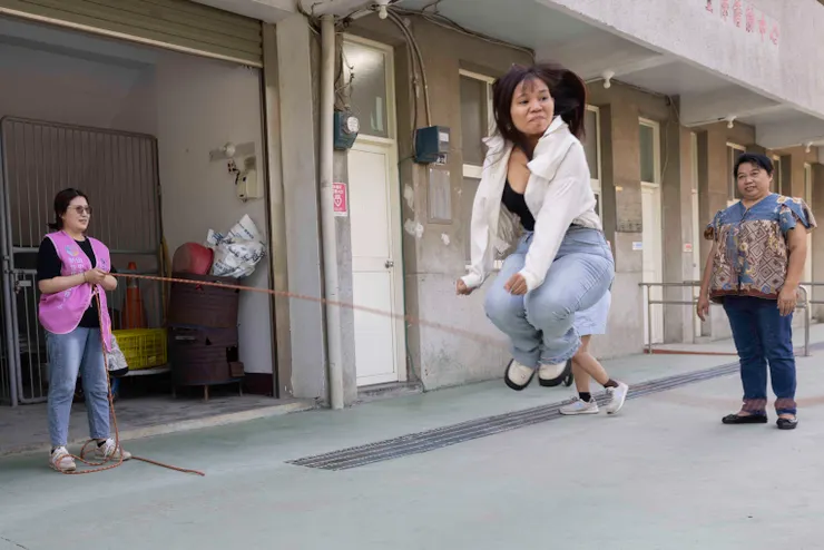 跨繩遊戲象徵不同人生階段。