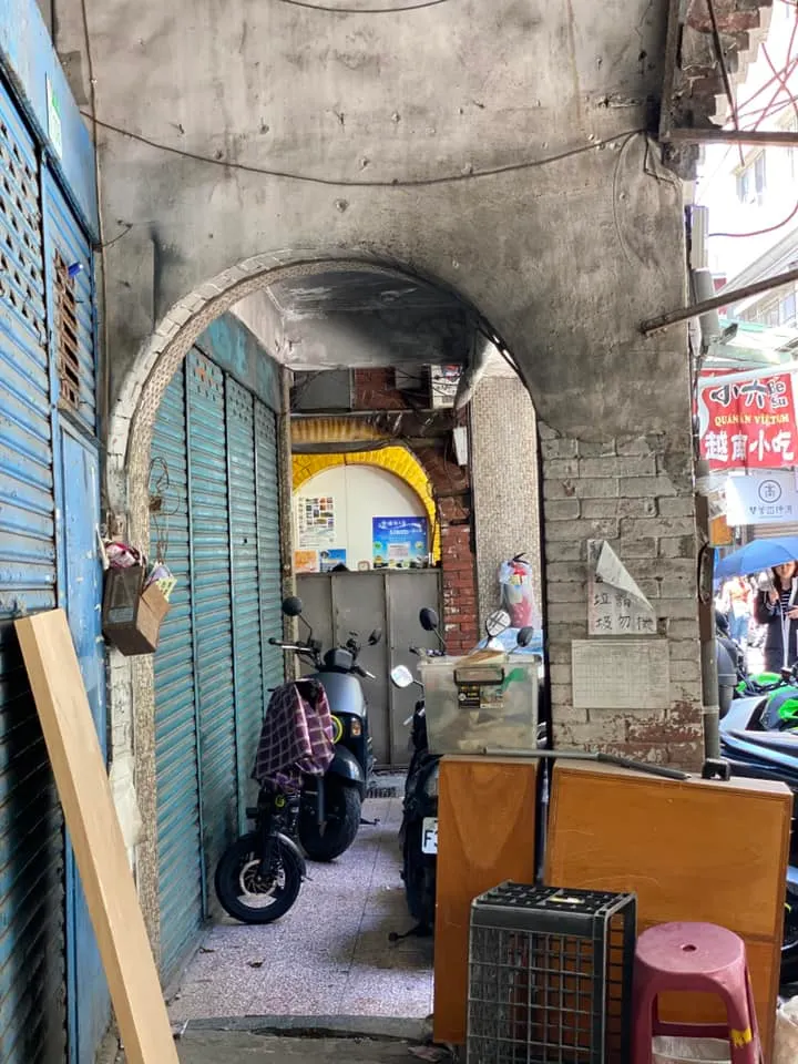 景美老街可見大正時代圓拱騎樓五連棟，是街區歷史的見證。