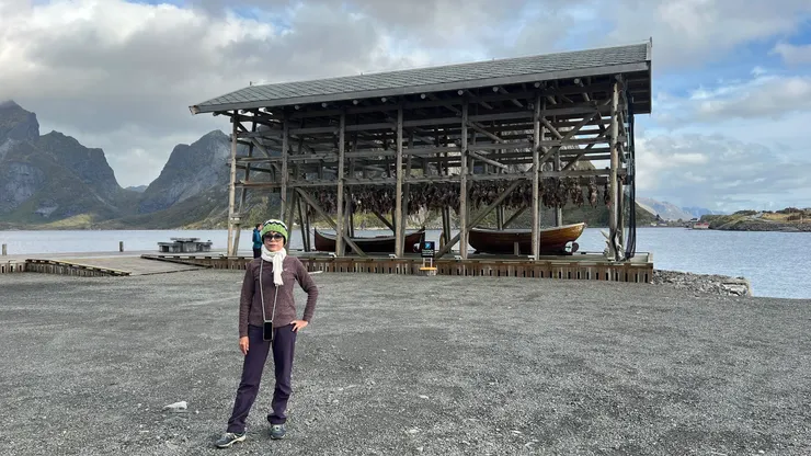 特色餐廳裝置的曬鱈魚架加了屋頂