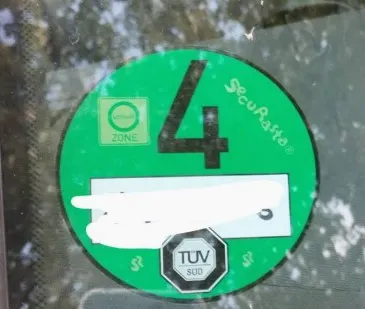 在柏林某一間TÜV取得的環保貼紙Umweltplakette