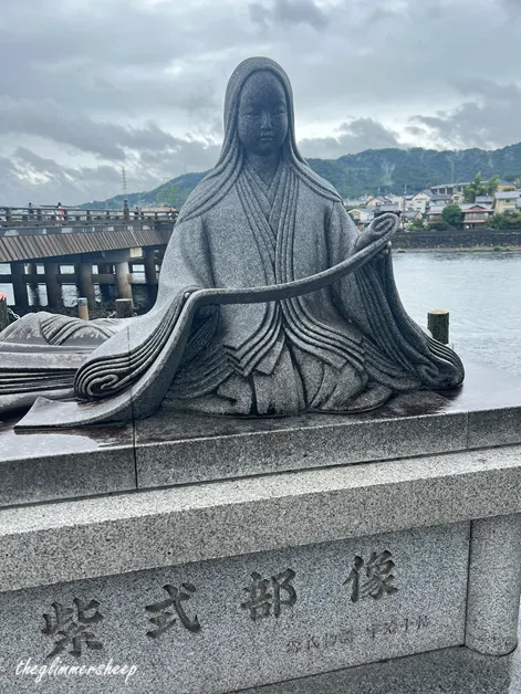 途中經過日本平安時代的小說家-紫式部的雕像。紫式部撰寫的源氏物語中最後十帖就是以宇治為舞台
