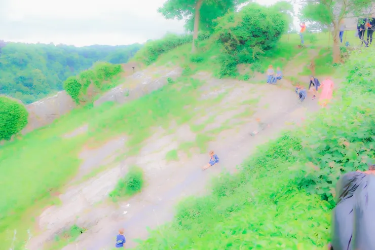 克里夫頓吊橋一側邊的石坡成為了小朋友的遊樂場