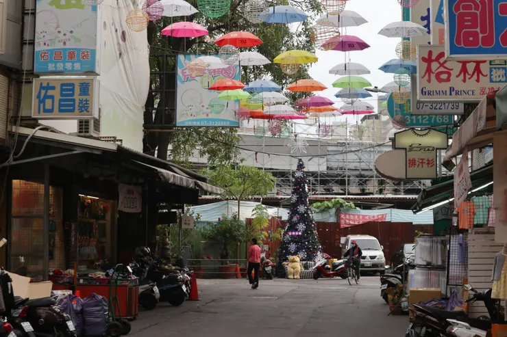 後驛商圈放在鐵道旁的聖誕樹