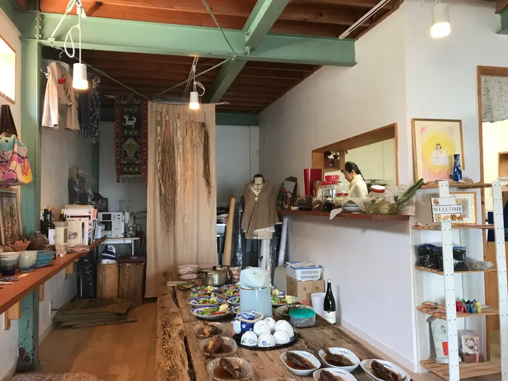 餐廳的桌子是自然贈與的漂流木製成（YUKEN攝）