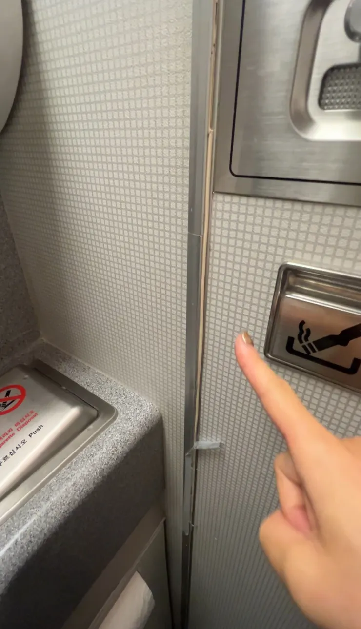 廁所的門有膠帶的痕跡，座位的桌子細節、機艙牆上有一些PU皮的部分也都脫皮了XDDD 看起來就...不太美觀XDDD 但應該是安全無虞啦～