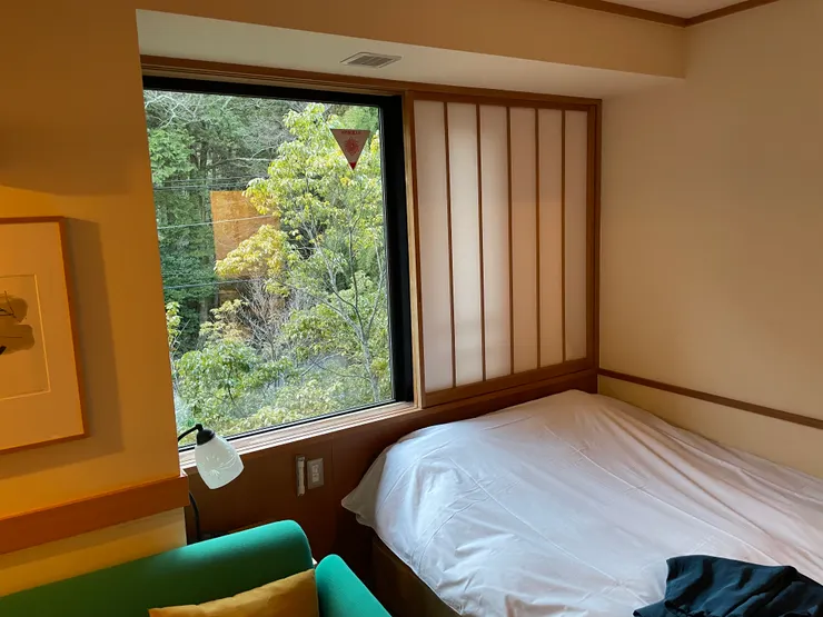 床上有準備浴袍,房間望出去都是森林,非常清幽