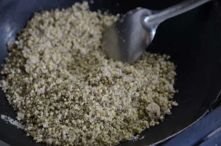 拌炒至很乾爽的程度即可