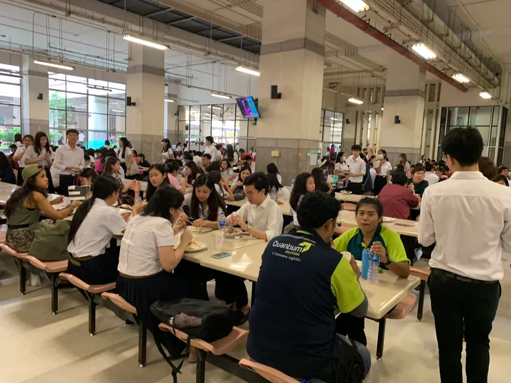 在朱拉的學生餐廳和大學生一起人擠人吃午餐