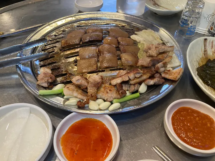 17點，吃烤五花和豬皮。