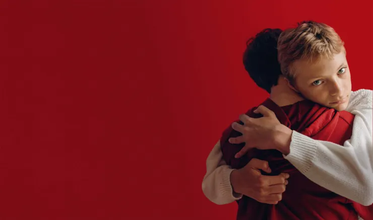 《親密》的主視覺以劇情上後來死去的第二男主角房間為背景顏色，表現兩位男主角的親密關係中在曖昧不明中，是否能夠呈現、獨立，甚至抽象的開放感受。