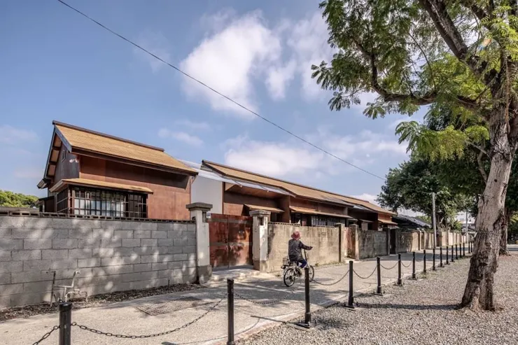 嘉義市舊監宿舍群經過政府帶頭示範保存、修復、活化，目前為具有十足風情的聚落園區。