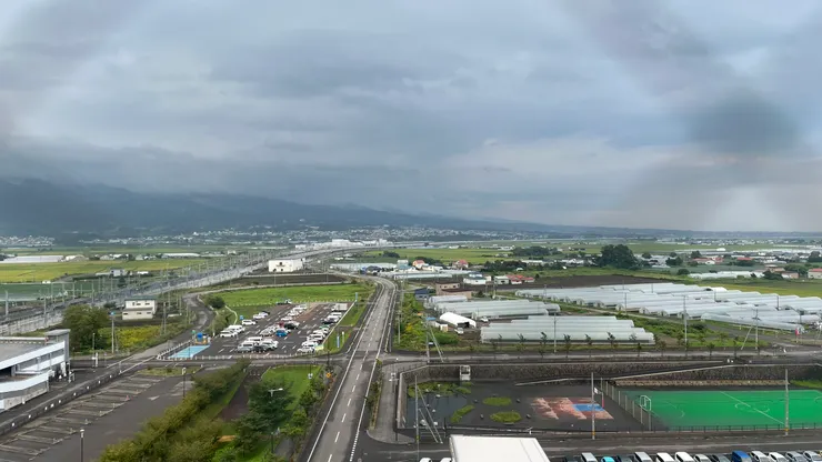 跟台灣的高鐵站狀況滿雷同。