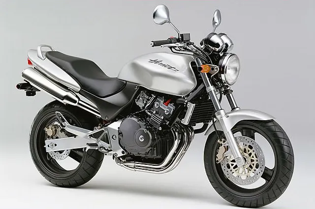 由官方圖可以看到，原廠端子小小一個