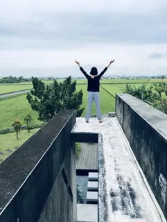 宜蘭壯圍張宅,黃聲遠建築師唯一民宅作品
屋頂看的到樓梯的線條,連著遠方的阡陌,還有好朋友的細長的背影。