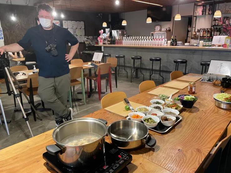 大家忙著準備料理體驗器具時，我身為模特兒必須時常站在定點不能亂動（就是這張照片拍出去的點）