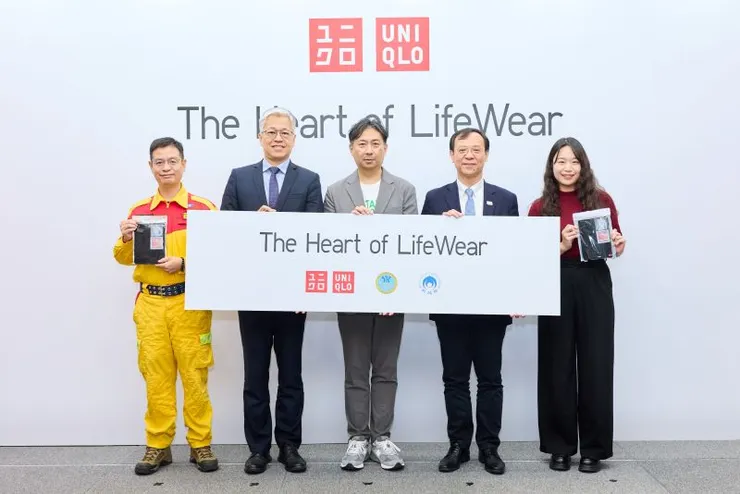 ▲UNIQLO The Heart of LifeWear全球送暖行動攜手內政部與衛福部致敬第一線無名英雄,圖為(由左至右)內政部消防署特種搜救隊代表許僑聲、內政部常務次長吳堂安、UNIQLO 台灣營運長篠﨑大二郎、衛福部部長石崇良、台北市政府社會局北投社會福利服務中心社工葛語容