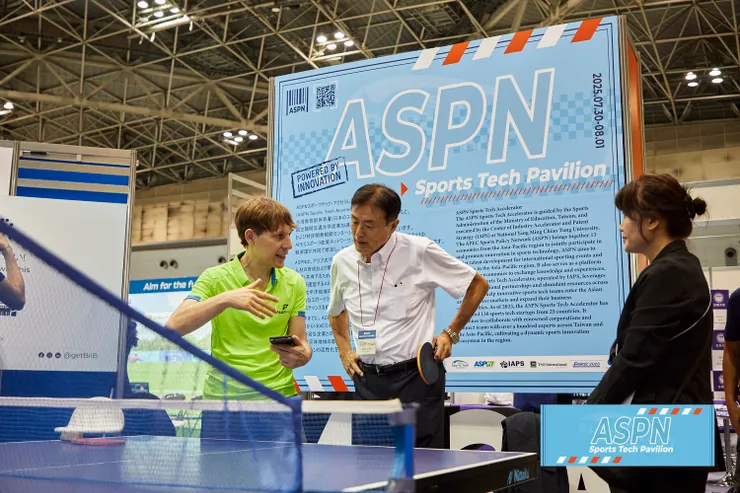 JSTA原田宗彥會長蒞臨ASPN展館體驗運動創新團隊技術。