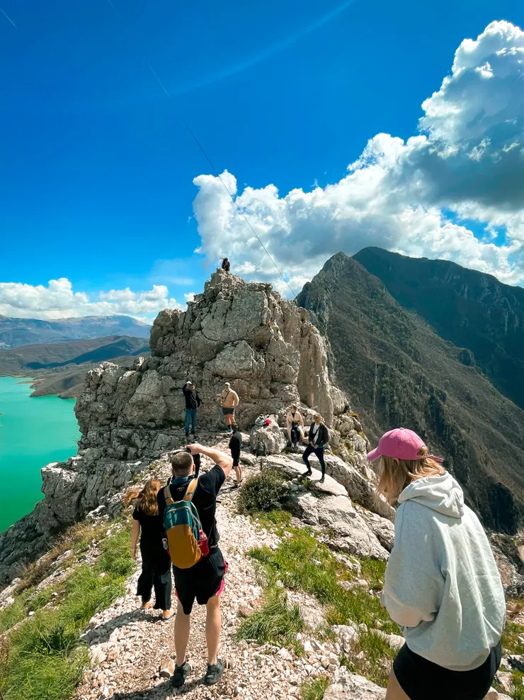 領隊正在吆喝大家一起來攀登這小山峰。