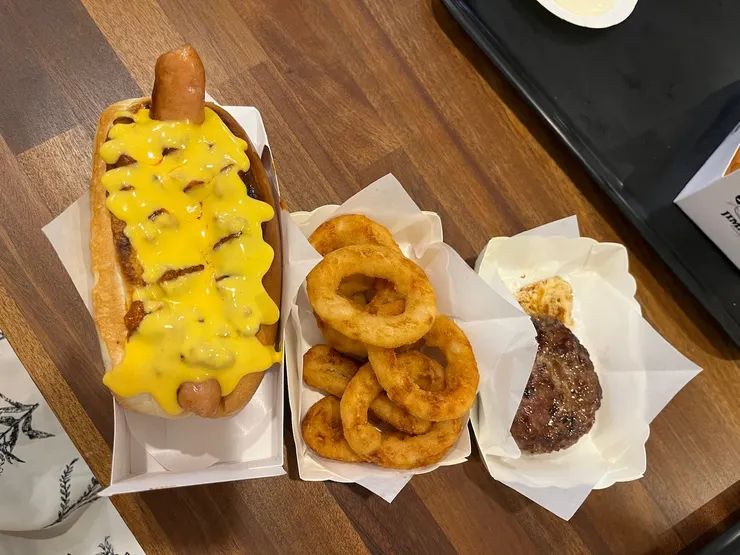 起司牛肉醬熱狗、洋蔥圈、牛肉漢堡排。