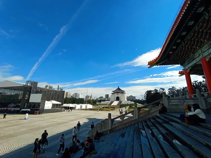 樓梯上座一座  手機還是滑一滑 