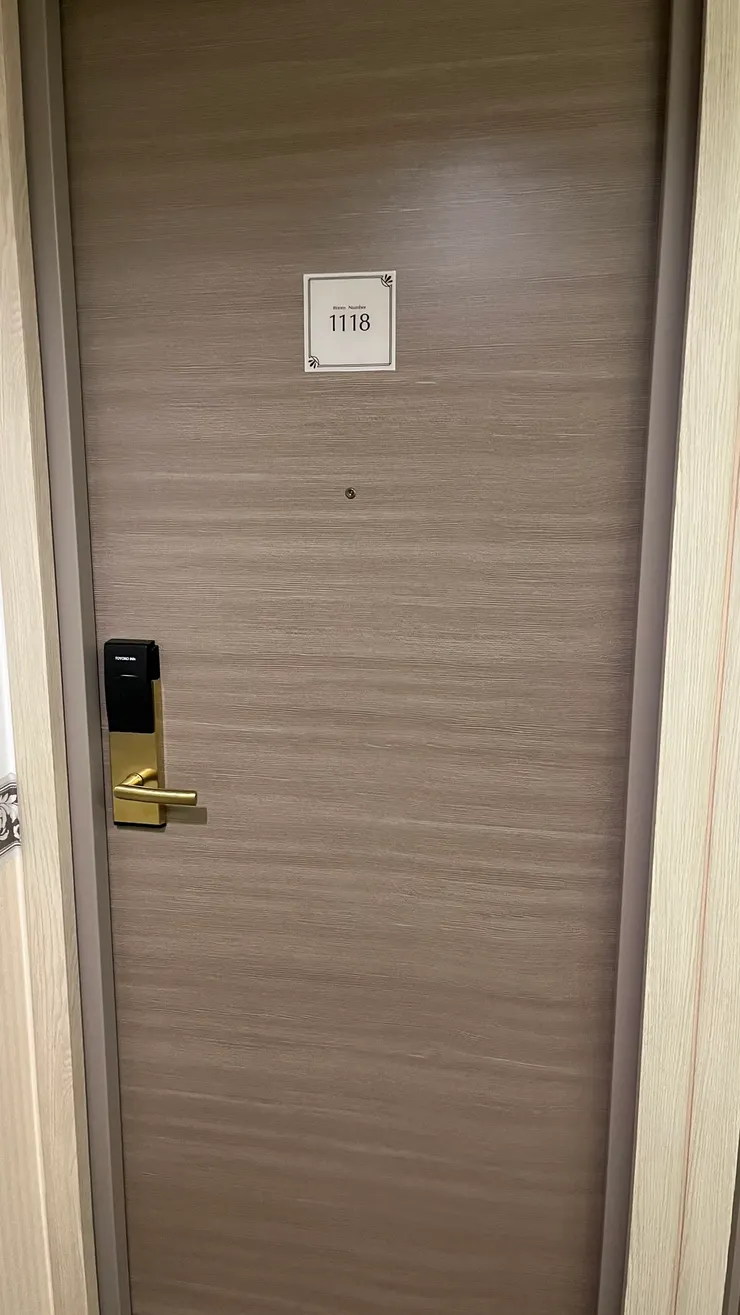 房間使用房卡感應開門。