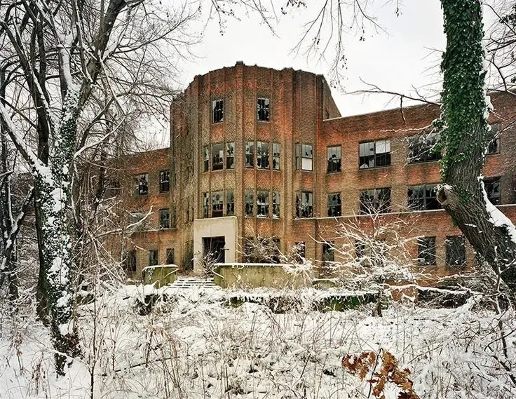 瑪莉終老的北兄弟島河濱醫院，現已荒廢。