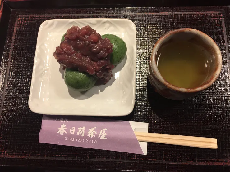 軟糯的草餅配上綿密的紅豆，是茶屋春、秋季限定品。（作者拍攝）