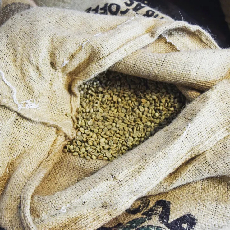 在咖啡烘焙過程中，烘焙師決定下豆溫度的高低，對咖啡風味影響深遠。適當的下豆溫度能為咖啡帶來不同的口感和風味特性。