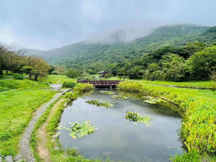 行走台北大縱走第一段,可見二子坪湖光山色。