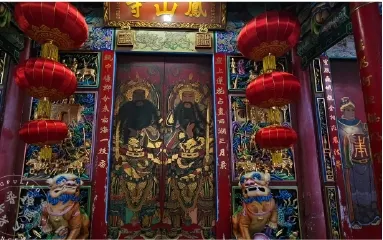 莊嚴的門神、石獅（圖片截圖於網路）