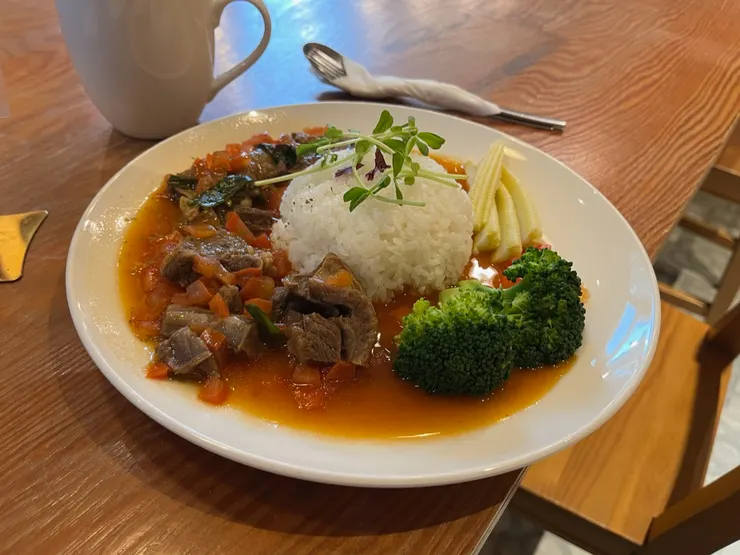 老朋友紅燒牛腩飯。