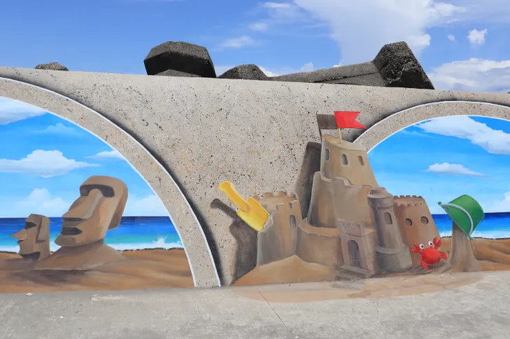 沙雕堆起的摩艾像與城堡