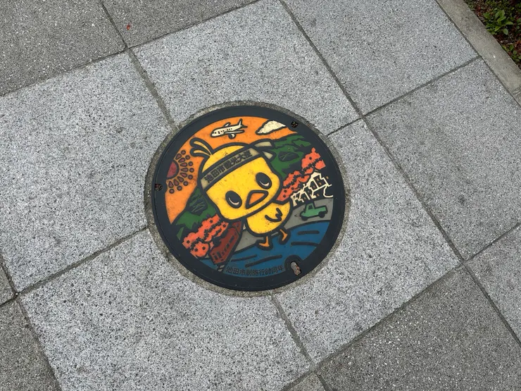 人行道地板上的Logo