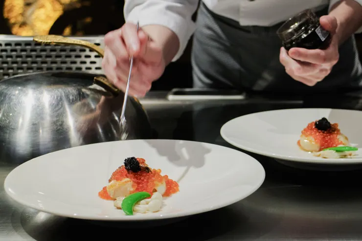 金箔魚子醬鮭魚卵佐香煎三鮮。(攝影/卓芳妤)