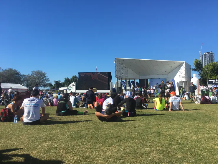 跑完之後大家就很CHILL躺在草地上