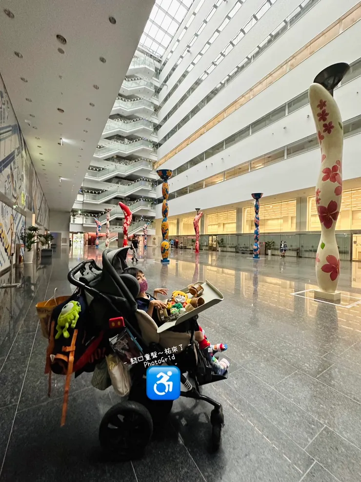 ▲寬敞明亮的大廳，充滿了色彩豐富的裝置藝術，清楚透明的指示牌。好行走的室內環境也適合祖孫前來。