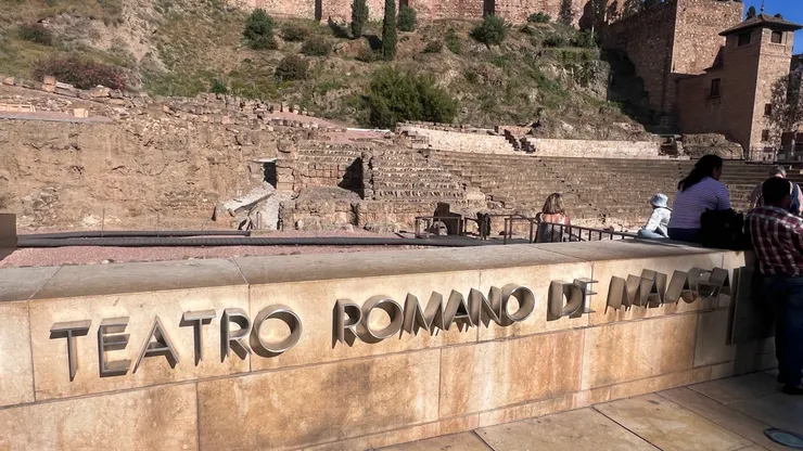 羅馬劇院位於城市西部的阿爾卡薩瓦堡壘腳下