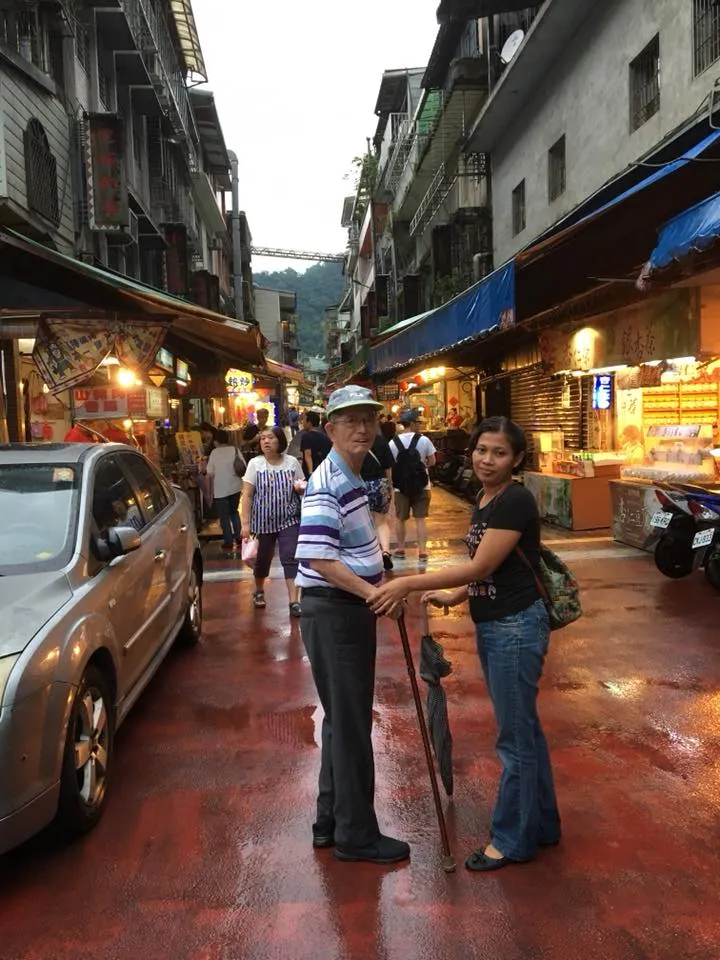 「是的!爸爸這一條街我們第一次走。」