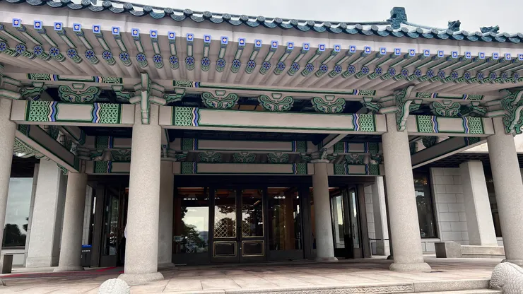 主館大門配色典雅