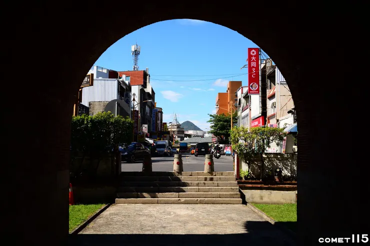 從南門的門孔也能望見虎頭山