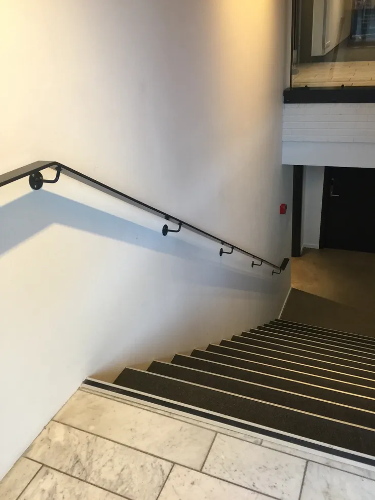 陰影的步伐，沒有在等我。世界的順序從這裡開始鬆動。