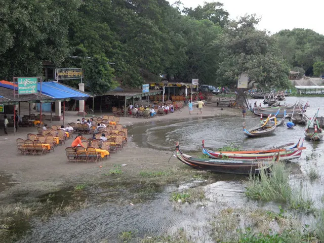 橋上岸邊都有店家