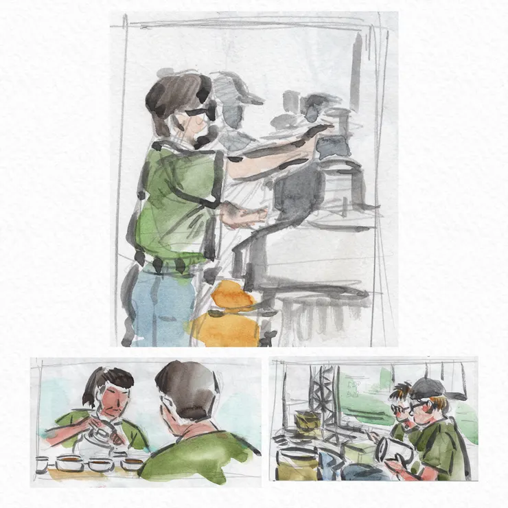 工作人員進行磨粉、注水、準備衛生紙巾的模樣。