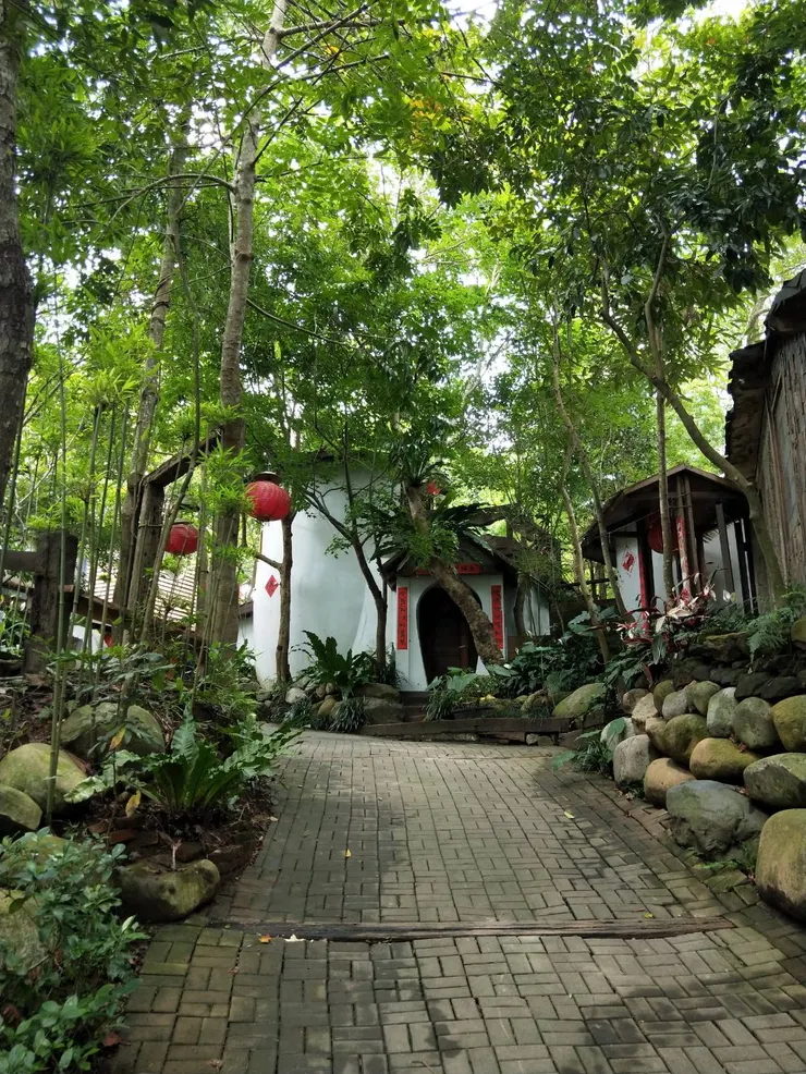 充滿特色的步道，兩旁就是園區內的特色住宿